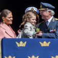 La princesse Victoria, la princesse Estelle et le roi Carl XVI Gustaf de Suède au balcon du palais royal lors de la célébration du 71e anniversaire du souverain, le 30 avril 2017 à Stockholm.