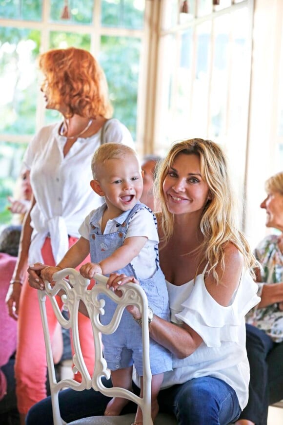 Ingrid Chauvin et son mari Thierry Peythieu fêtent l'anniversaire de leur fils Tom (1 an) à Disneyland Paris