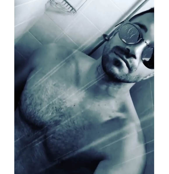 Phil Storm, petit ami de Loana, sous la douche le 29 juin 2017.
