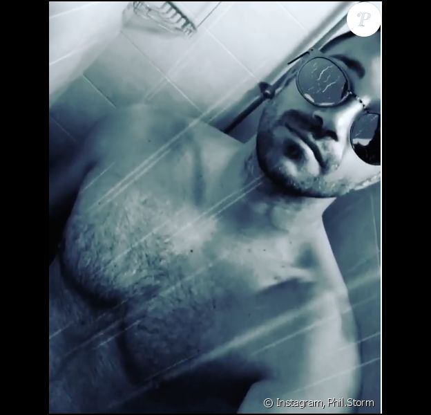 Phil Storm, petit ami de Loana, sous la douche le 29 juin 2017.