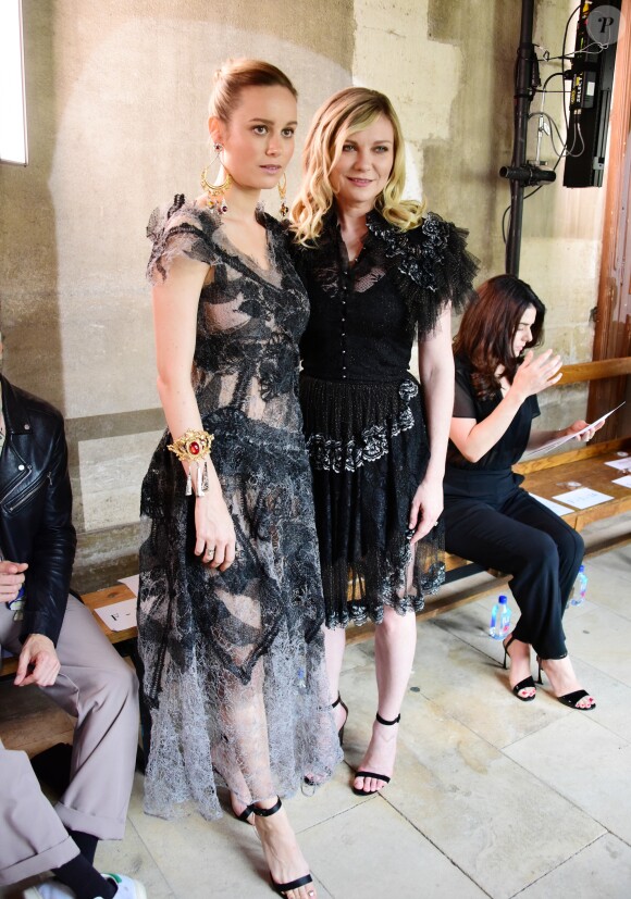 Brie Larson et Kirsten Dunst - Défilé Rodarte, collection printemps-été 2018, à la Fashion Week de Paris. Paris, le 2 juillet 2017.