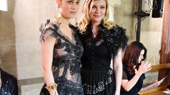 Fashion Week : Brie Larson et Kirsten Dunst, lumineuses pour la haute couture