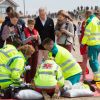 Le roi Philippe et la reine Mathilde de Belgique ainsi que leurs quatre enfants la Princesse Elisabeth, le Prince Gabriel, le Prince Emmanuel et la Princesse Eléonore ont assisté et même participé à des exercices de sauvetage, comme ici des manoeuvres de réanimation, sur la plage de Middelkerke, le 1er juillet 2017.
