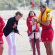  Le roi Philippe et la reine Mathilde de Belgique ainsi que leurs quatre enfants la Princesse Elisabeth, le Prince Gabriel, le Prince Emmanuel et la Princesse Eléonore ont assisté et même participé à des exercices de sauvetage sur la plage de Middelkerke, le 1er juillet 2017. 