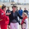 Le roi Philippe et la reine Mathilde de Belgique ainsi que leurs quatre enfants la Princesse Elisabeth, le Prince Gabriel, le Prince Emmanuel et la Princesse Eléonore (ici avec sa maman face à une sauveteuse) ont assisté et même participé à des exercices de sauvetage sur la plage de Middelkerke, le 1er juillet 2017.