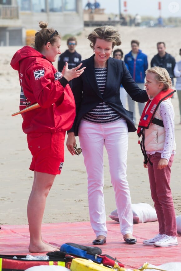 Le roi Philippe et la reine Mathilde de Belgique ainsi que leurs quatre enfants la Princesse Elisabeth, le Prince Gabriel, le Prince Emmanuel et la Princesse Eléonore (ici avec sa maman face à une sauveteuse) ont assisté et même participé à des exercices de sauvetage sur la plage de Middelkerke, le 1er juillet 2017.