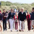 Le roi Philippe et la reine Mathilde de Belgique ainsi que leurs quatre enfants la Princesse Elisabeth, le Prince Gabriel, le Prince Emmanuel et la Princesse Eléonore ont assisté et même participé à des exercices de sauvetage sur la plage de Middelkerke, le 1er juillet 2017. 