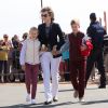 Le roi Philippe et la reine Mathilde de Belgique ainsi que leurs quatre enfants la Princesse Elisabeth, le Prince Gabriel, le Prince Emmanuel et la Princesse Eléonore ont assisté et même participé à des exercices de sauvetage sur la plage de Middelkerke, le 1er juillet 2017.