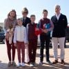 Le roi Philippe et la reine Mathilde de Belgique ainsi que leurs quatre enfants la Princesse Elisabeth, le Prince Gabriel, le Prince Emmanuel et la Princesse Eléonore ont assisté à des exercices de sauvetage sur la plage de Middelkerke, le 1er juillet 2017.