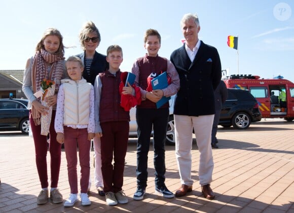 Le roi Philippe et la reine Mathilde de Belgique ainsi que leurs quatre enfants la Princesse Elisabeth, le Prince Gabriel, le Prince Emmanuel et la Princesse Eléonore ont assisté à des exercices de sauvetage sur la plage de Middelkerke, le 1er juillet 2017.