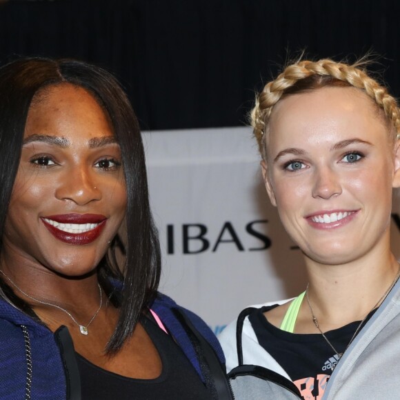 Serena Williams, Caroline Wozniacki lors du tournoi de tennis BNP Paribas Showdown au Madison Square Garden à New York, le 8 mars 2016.