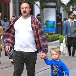 David Arquette se balade avec son fils Charlie dans les rues de The Grove à Hollywood, le 15 mai 2017