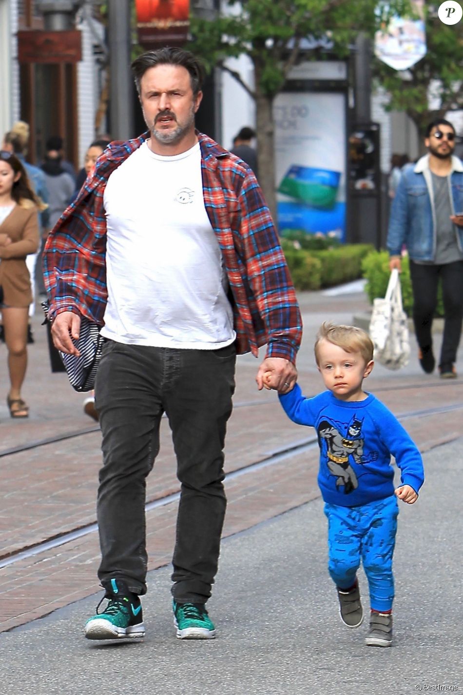 David Arquette se balade avec son fils Charlie dans les rues de The ...