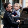 David Arquette se promène avec son fils Charlie dans les bras. Beverly Hills, Los Angeles, le 12 janvier 2017