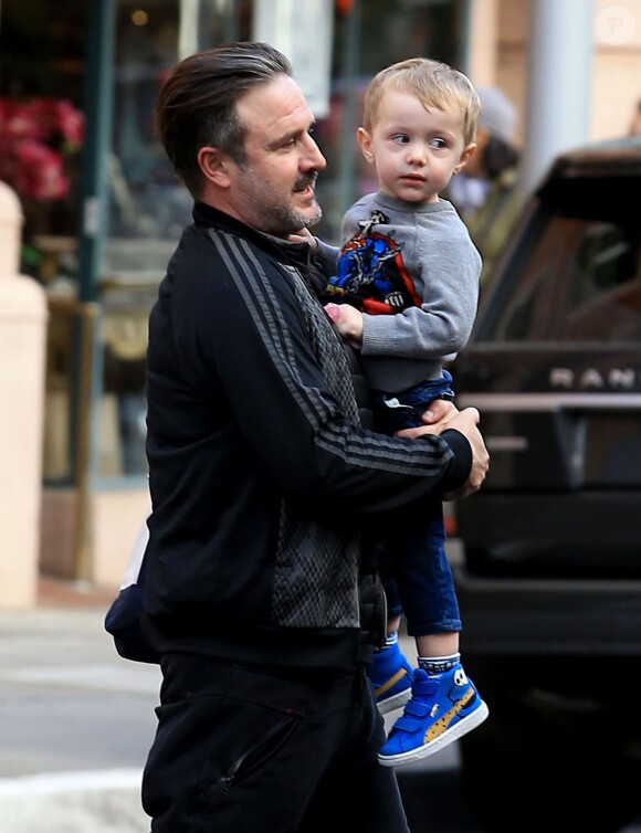 David Arquette se promène avec son fils Charlie dans les bras. Beverly Hills, Los Angeles, le 12 janvier 2017