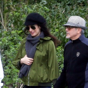 George Clooney et sa femme Amal (Alamuddin), enceinte, se promènent en amoureux le long de la Tamise dans le Berkshire le 31 mars 2017.