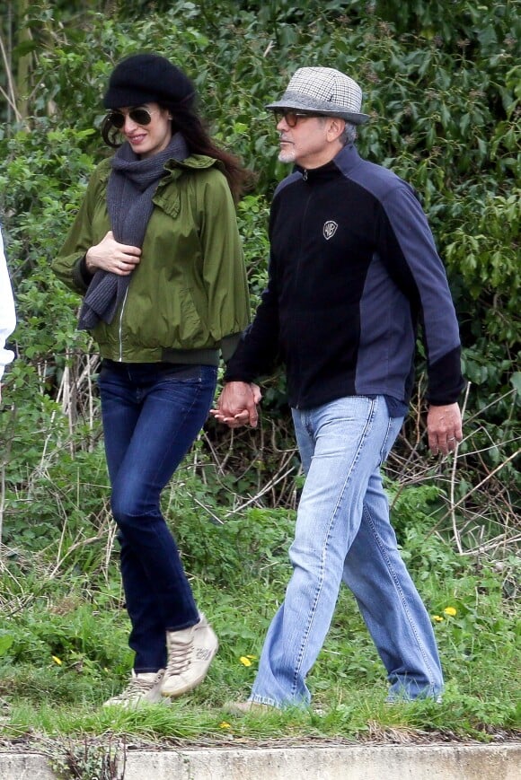 George Clooney et sa femme Amal (Alamuddin), enceinte, se promènent en amoureux le long de la Tamise dans le Berkshire le 31 mars 2017.