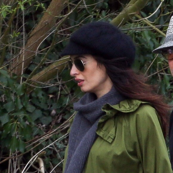 George Clooney et sa femme Amal (Alamuddin), enceinte, se promènent en amoureux le long de la Tamise dans le Berkshire le 31 mars 2017.