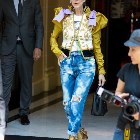 Céline Dion quitte le Royal Monceau et salue ses fans à l'entrée du l'hôtel cinq étoiles. Paris, France, le 8 juillet 2017.
