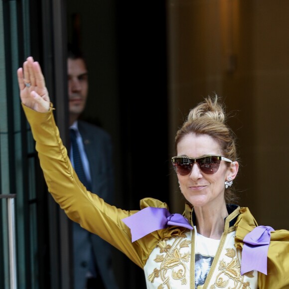 Céline Dion quitte le Royal Monceau et salue ses fans à l'entrée du l'hôtel cinq étoiles. Paris, France, le 8 juillet 2017.
