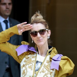Céline Dion quitte le Royal Monceau et salue ses fans à l'entrée du l'hôtel cinq étoiles. Paris, France, le 8 juillet 2017.