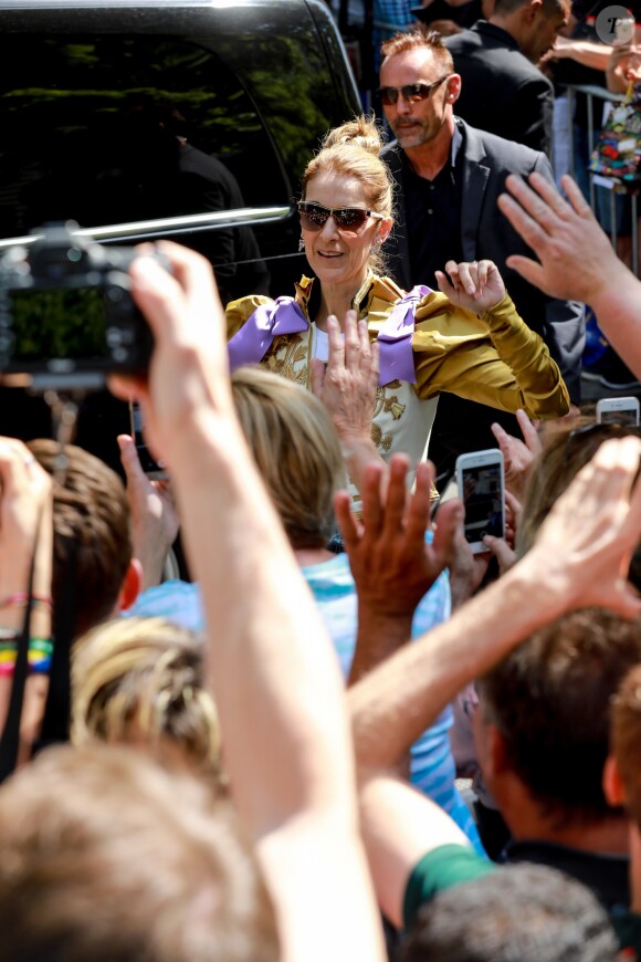 Céline Dion quitte le Royal Monceau et salue ses fans à l'entrée du l'hôtel cinq étoiles. Paris, France, le 8 juillet 2017.