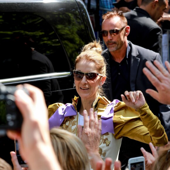 Céline Dion quitte le Royal Monceau et salue ses fans à l'entrée du l'hôtel cinq étoiles. Paris, France, le 8 juillet 2017.