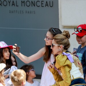 Céline Dion quitte le Royal Monceau et salue ses fans à l'entrée du l'hôtel cinq étoiles. Paris, France, le 8 juillet 2017.