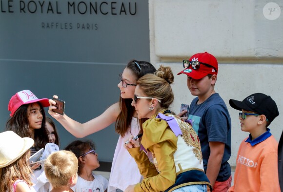 Céline Dion quitte le Royal Monceau et salue ses fans à l'entrée du l'hôtel cinq étoiles. Paris, France, le 8 juillet 2017.