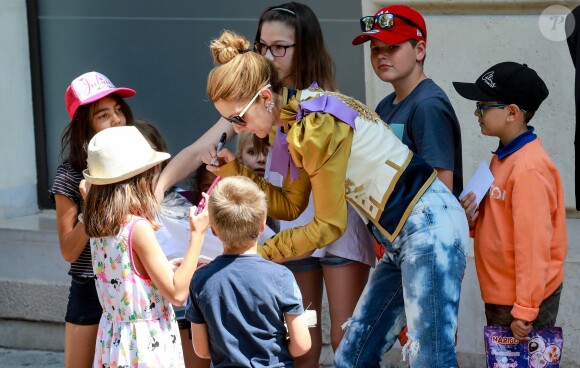 Céline Dion quitte le Royal Monceau et salue ses fans à l'entrée du l'hôtel cinq étoiles. Paris, France, le 8 juillet 2017.