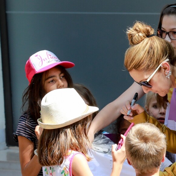 Céline Dion quitte le Royal Monceau et salue ses fans à l'entrée du l'hôtel cinq étoiles. Paris, France, le 8 juillet 2017.