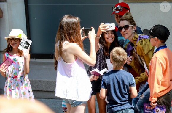 Céline Dion quitte le Royal Monceau et salue ses fans à l'entrée du l'hôtel cinq étoiles. Paris, France, le 8 juillet 2017.