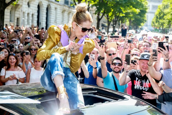 Céline Dion quitte le Royal Monceau et salue ses fans à l'entrée du l'hôtel cinq étoiles. Paris, France, le 8 juillet 2017.