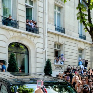 Céline Dion quitte le Royal Monceau et salue ses fans à l'entrée du l'hôtel cinq étoiles. Paris, France, le 8 juillet 2017.