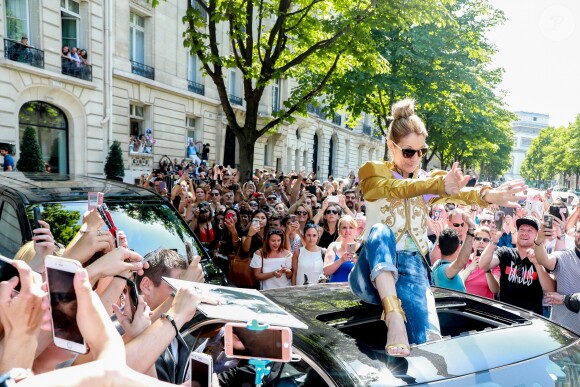 Céline Dion quitte le Royal Monceau et salue ses fans à l'entrée du l'hôtel cinq étoiles. Paris, France, le 8 juillet 2017.