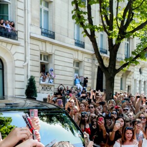 Céline Dion quitte le Royal Monceau et salue ses fans à l'entrée du l'hôtel cinq étoiles. Paris, France, le 8 juillet 2017.