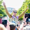 Céline Dion quitte le Royal Monceau et salue ses fans à l'entrée du l'hôtel cinq étoiles. Paris, France, le 8 juillet 2017.