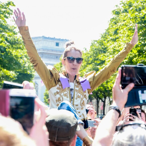 Céline Dion quitte le Royal Monceau et salue ses fans à l'entrée du l'hôtel cinq étoiles. Paris, France, le 8 juillet 2017.