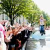 Céline Dion quitte le Royal Monceau et salue ses fans à l'entrée du l'hôtel cinq étoiles. Paris, France, le 8 juillet 2017.