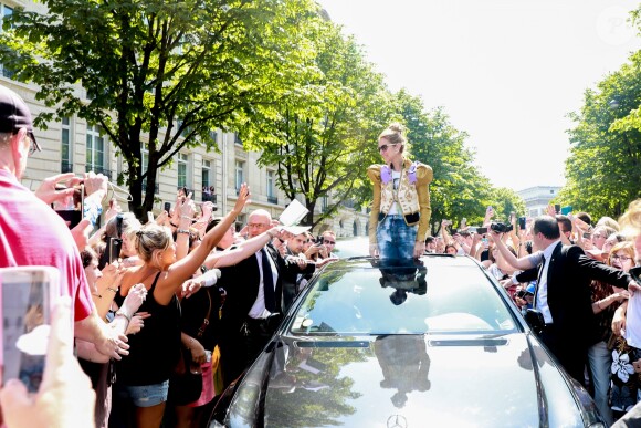Céline Dion quitte le Royal Monceau et salue ses fans à l'entrée du l'hôtel cinq étoiles. Paris, France, le 8 juillet 2017.