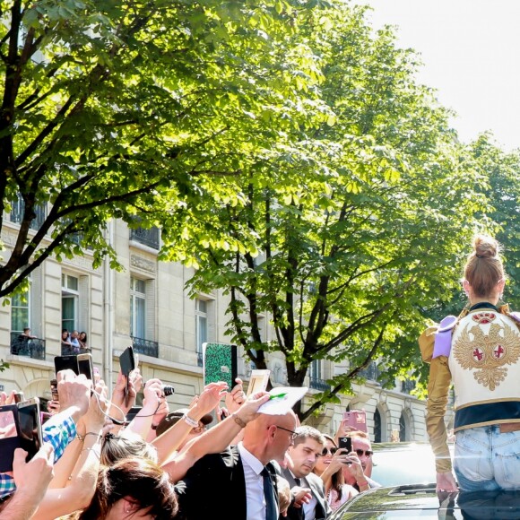 Céline Dion quitte le Royal Monceau et salue ses fans à l'entrée du l'hôtel cinq étoiles. Paris, France, le 8 juillet 2017.