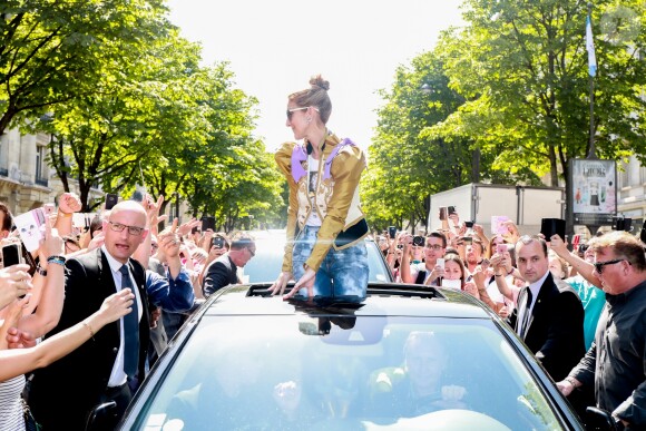 Céline Dion quitte le Royal Monceau et salue ses fans à l'entrée du l'hôtel cinq étoiles. Paris, France, le 8 juillet 2017.