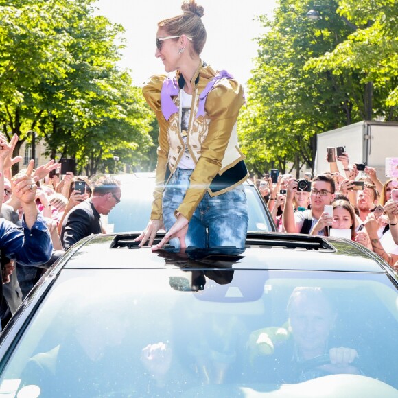 Céline Dion quitte le Royal Monceau et salue ses fans à l'entrée du l'hôtel cinq étoiles. Paris, France, le 8 juillet 2017.