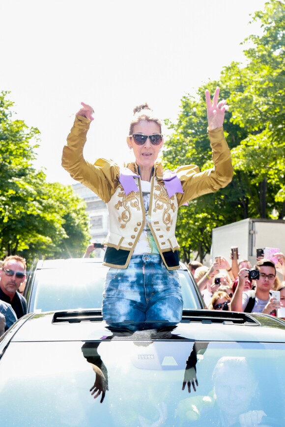 Céline Dion quitte le Royal Monceau et salue ses fans à l'entrée du l'hôtel cinq étoiles. Paris, France, le 8 juillet 2017.