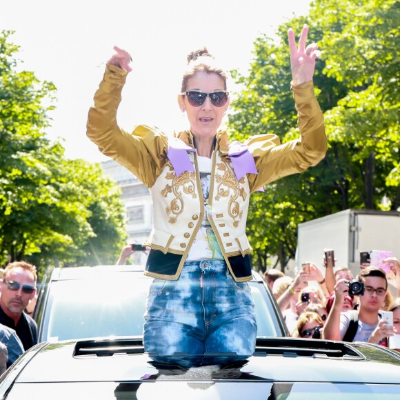Céline Dion quitte le Royal Monceau et salue ses fans à l'entrée du l'hôtel cinq étoiles. Paris, France, le 8 juillet 2017.