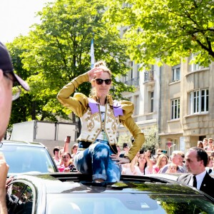 Céline Dion quitte le Royal Monceau et salue ses fans à l'entrée du l'hôtel cinq étoiles. Paris, France, le 8 juillet 2017.
