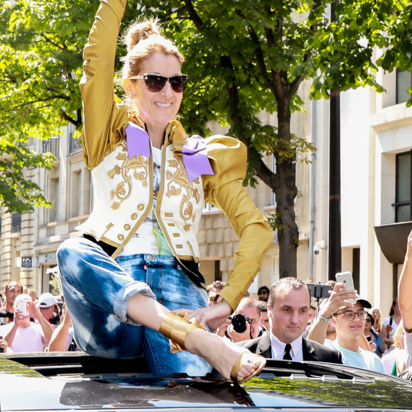 Céline Dion quitte le Royal Monceau et salue ses fans à l'entrée du l'hôtel cinq étoiles. Paris, France, le 8 juillet 2017.