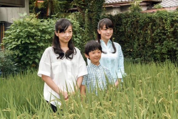 La princesse Mako (à droite) et la princesse Kako d'Akishino avec leur frère le prince Hisahito pour son 10e anniversaire, chez eux au palais d'Akasaka à Tokyo, le 10 août 2016.