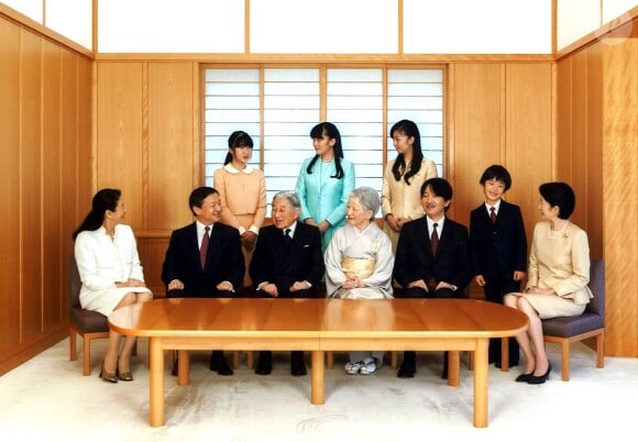 La famille impériale du Japon lors d'une séance photographique de famille pour la nouvelle année au palais impérial à Tokyo, le 1er janvier 2016. L'empereur du Japon Akihito et l'impératrice Michiko  sont entourés de la princesse héritière Masako, le prince héritier Naruhito, le prince Akishino, le prince Hisahito, la princesse Kiko, et, au second rang, la princesse Aiko, la princesse Mako et la princesse Kako.