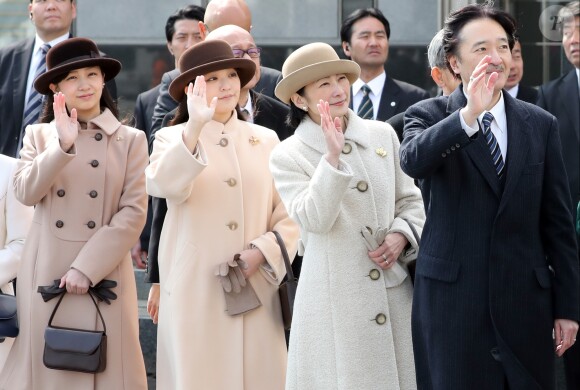 La princesse Kako et la princesse Mako avec leurs parents la princesse Kiko et le prince Fumihito d'Akishino le 28 février 2017 à Tokyo lors du départ du couple impérial du Vietnam après sa visite officielle au Japon.
